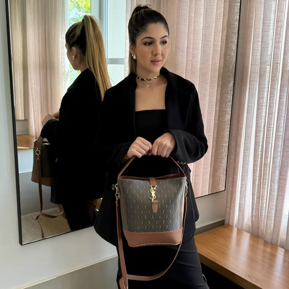 Bolsa de Couro Média Yves Saint Laurent